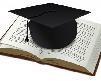 cappello laureato sopra ad un libro