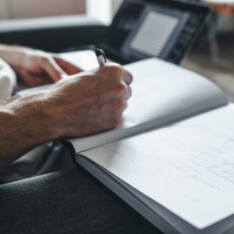 Persona che prende appunti durante un corso di formazione online